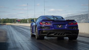 W dniu, w którym seryjna Corvette stanęła oko w oko z Bugattim i Koenigseggiem... i wygrała, osiągając prędkość od 0 do 100 km/h w 1,68 sekundy. - ilustracja