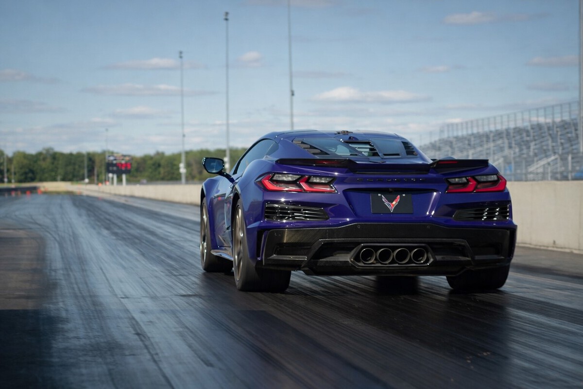 W dniu, w którym seryjna Corvette stanęła oko w oko z Bugattim i Koenigseggiem... i wygrała, osiągając prędkość od 0 do 100 km/h w 1,68 sekundy. - ilustracja