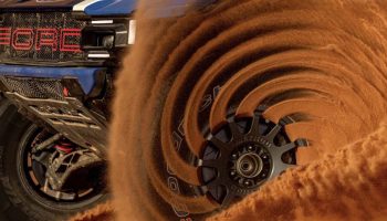 Felga samochodu marki Ford i piasek pustyni Dakar nie tylko stworzyły zdjęcie roku. Jest to również doskonałe wyjaśnienie tego, jak projektuje się aerodynamikę samochodu wyścigowego. - ilustracja