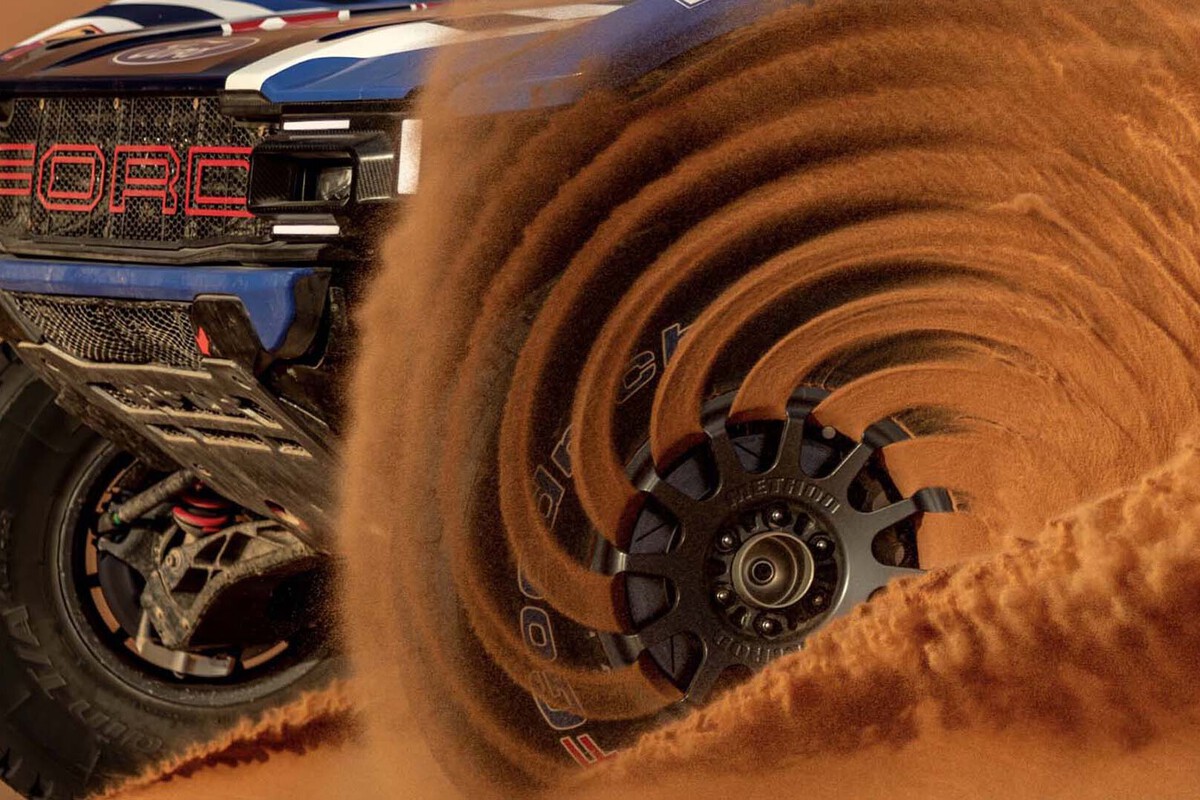 Felga samochodu marki Ford i piasek pustyni Dakar nie tylko stworzyły zdjęcie roku. Jest to również doskonałe wyjaśnienie tego, jak projektuje się aerodynamikę samochodu wyścigowego. - ilustracja