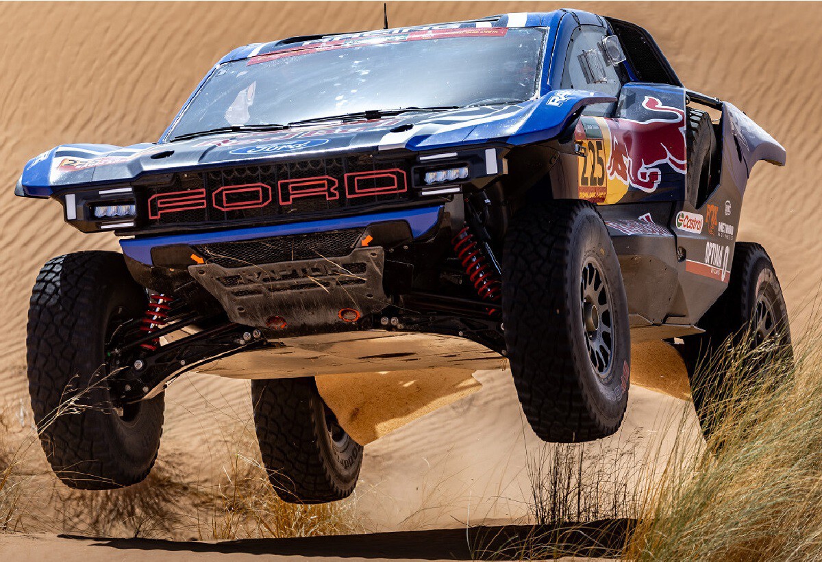 Felga samochodu marki Ford i piasek pustyni Dakar nie tylko stworzyły zdjęcie roku. Jest to również doskonałe wyjaśnienie tego, jak projektuje się aerodynamikę samochodu wyścigowego. - ilustracja