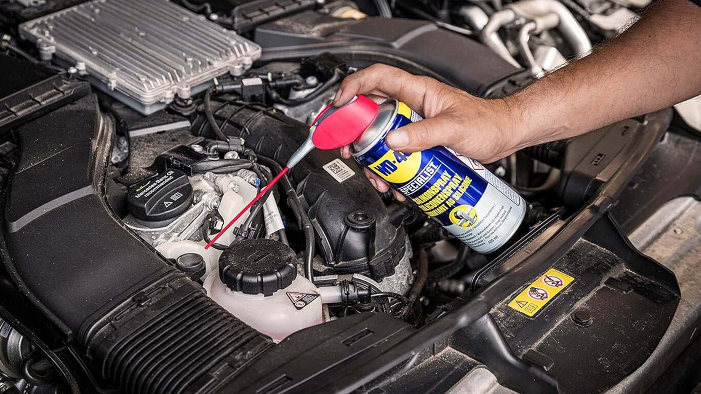 Miałem dość tego, że pasy bezpieczeństwa w moim samochodzie nie zwijały się same. Naprawiłem to w kilka minut za pomocą sprayu silikonowego. - ilustracja