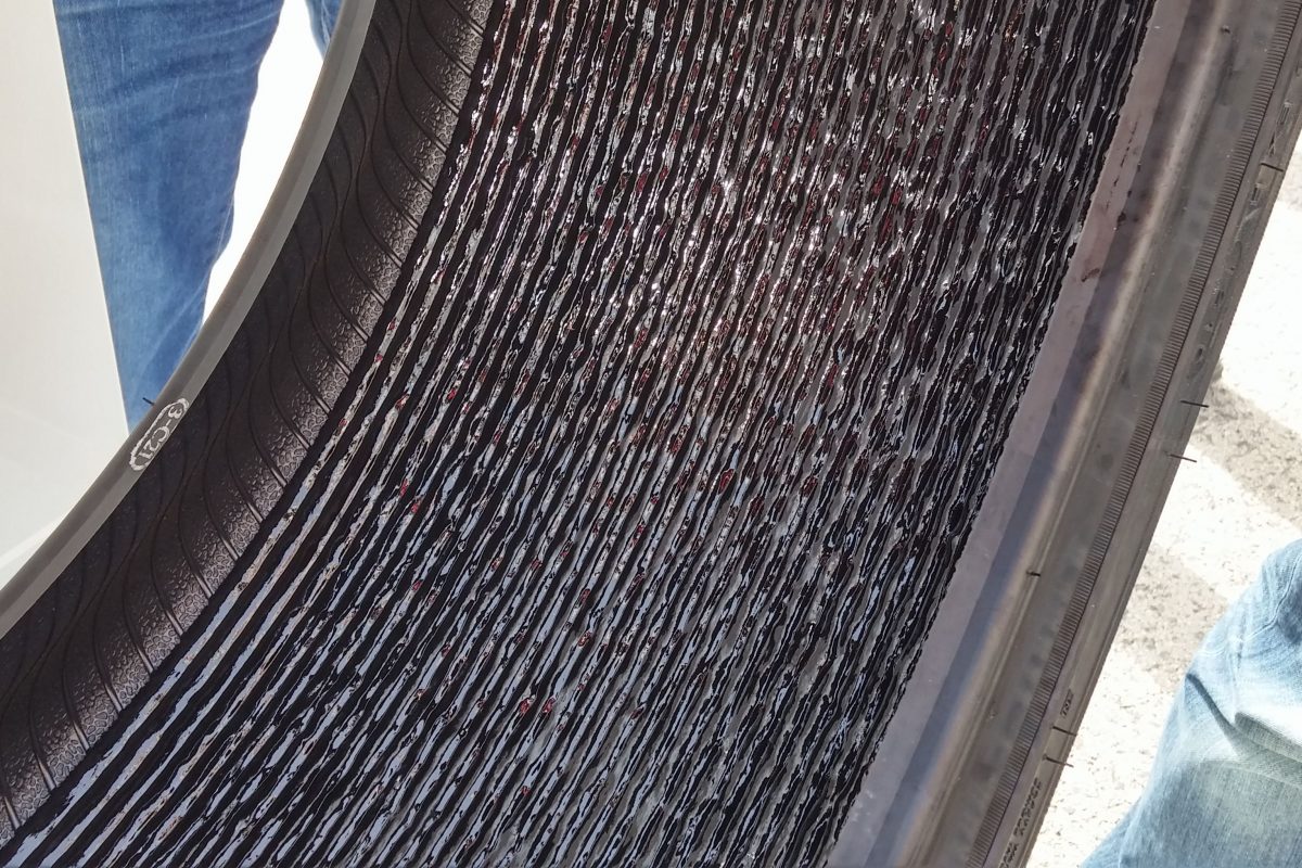 Przebita opona i panika za kierownicą. Kierowcy wciąż nie wiedzą, kiedy mogą działać sami - ilustracja