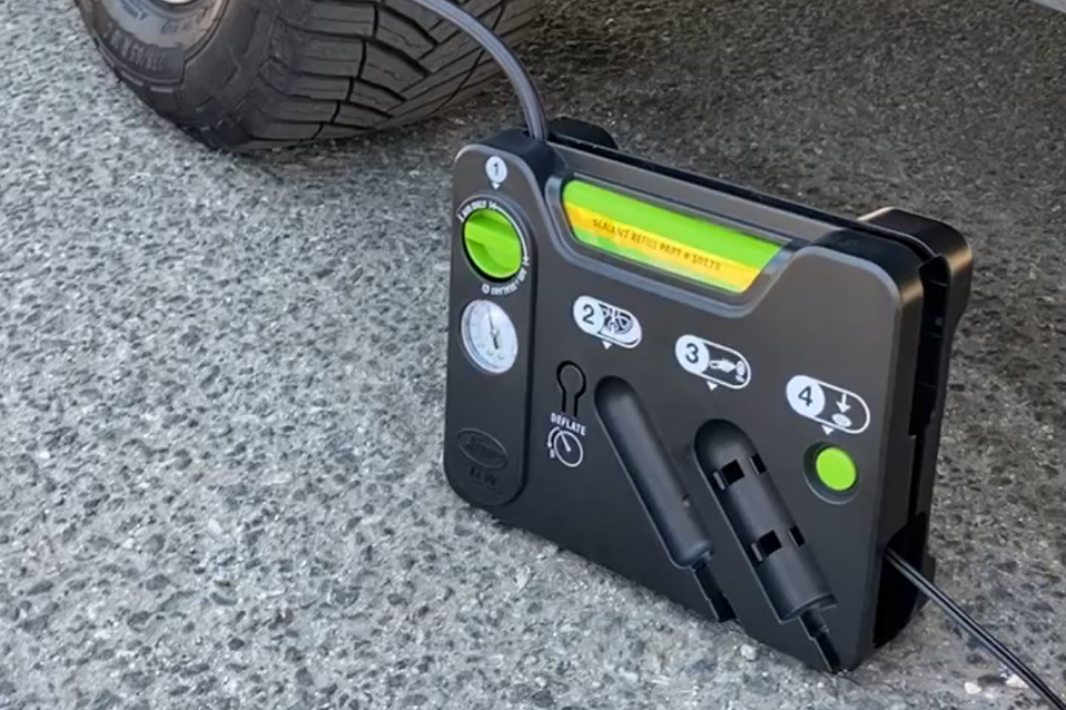 Jak naprawić oponę zestawem naprawczym w sprayu? Ten trik ratuje kierowców w trasie - ilustracja