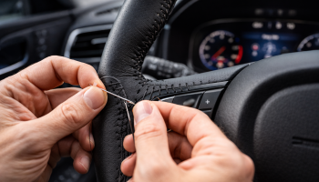 Prosty sposób na samodzielne obszycie kierownicy skórą – efekt jak z nowego auta - ilustracja