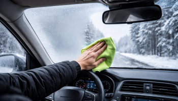 Genialny trik kierowców: szyby nie parują nawet zimą – działa w minutę - ilustracja