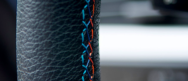 Prosty sposób na samodzielne obszycie kierownicy skórą – efekt jak z nowego auta - ilustracja