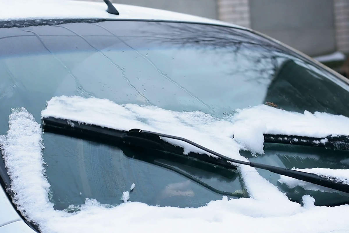 Postawione wycieraczki? To nie zawsze mróz. Ten sygnał kierowcy często źle odczytują - ilustracja