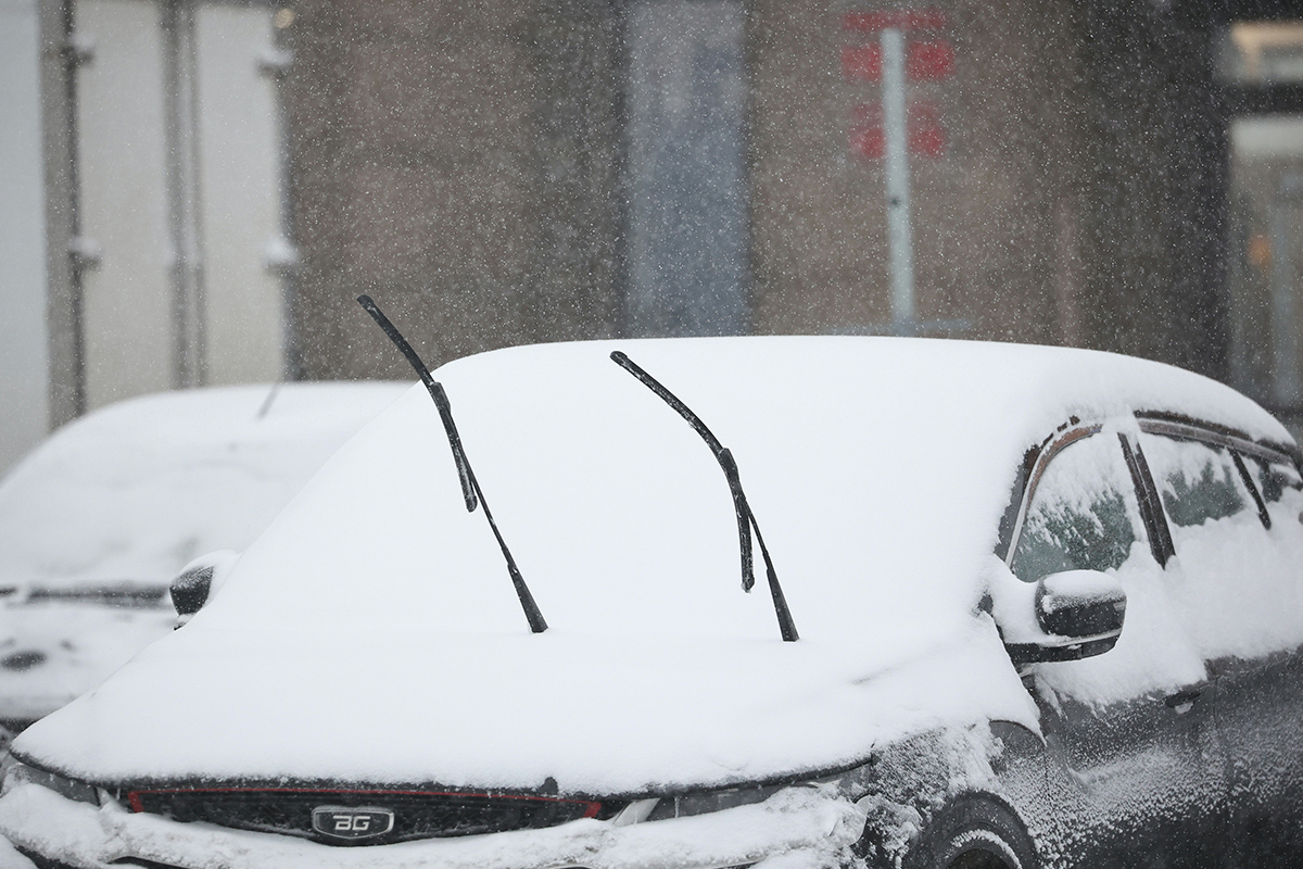 Postawione wycieraczki? To nie zawsze mróz. Ten sygnał kierowcy często źle odczytują - ilustracja