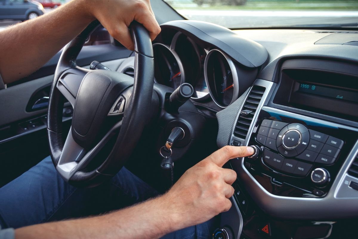 Ten przycisk w radiu ignoruje prawie każdy kierowca. A szkoda – w trasie potrafi uratować sytuację - ilustracja