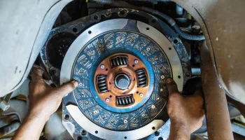 Sypie się po cichu, a kierowcy to ignorują. Efekt? Naprawy za kilka tysięcy złotych - ilustracja