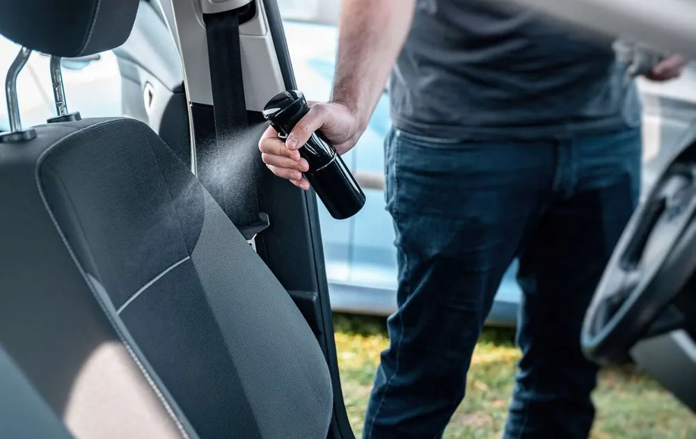 Jak usunąć brud z siedzeń samochodowych za pomocą skutecznej metody i prostych składników - ilustracja