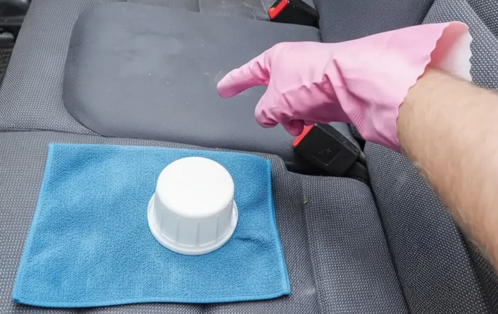 Jak usunąć brud z siedzeń samochodowych za pomocą skutecznej metody i prostych składników - ilustracja