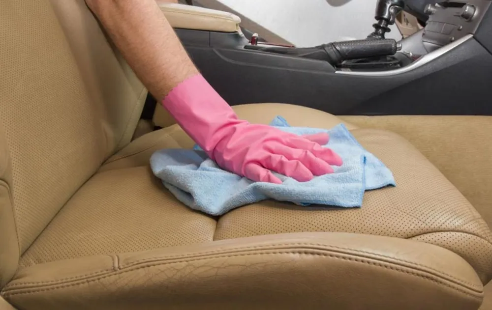 Jak usunąć brud z siedzeń samochodowych za pomocą skutecznej metody i prostych składników - ilustracja