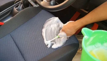 Jak usunąć brud z siedzeń samochodowych za pomocą skutecznej metody i prostych składników - ilustracja