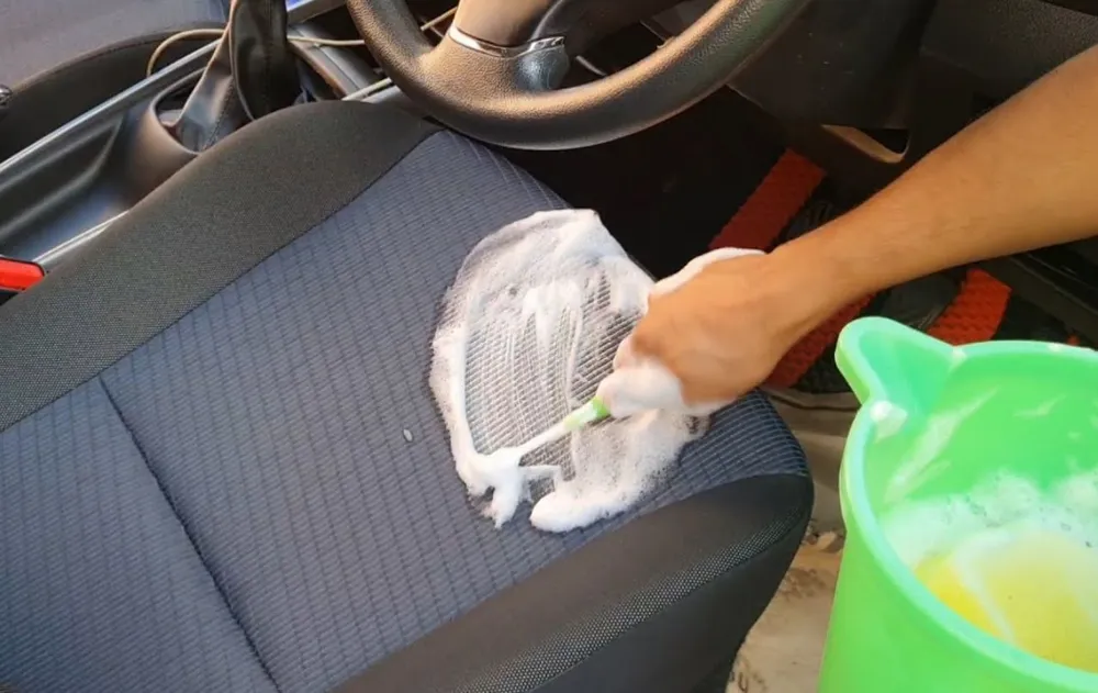 Jak usunąć brud z siedzeń samochodowych za pomocą skutecznej metody i prostych składników - ilustracja