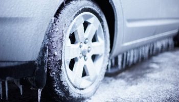 Przebita opona i panika za kierownicą. Kierowcy wciąż nie wiedzą, kiedy mogą działać sami - ilustracja