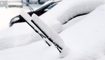 Postawione wycieraczki? To nie zawsze mróz. Ten sygnał kierowcy często źle odczytują - ilustracja