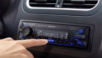 Ten przycisk w radiu ignoruje prawie każdy kierowca. A szkoda – w trasie potrafi uratować sytuację - ilustracja