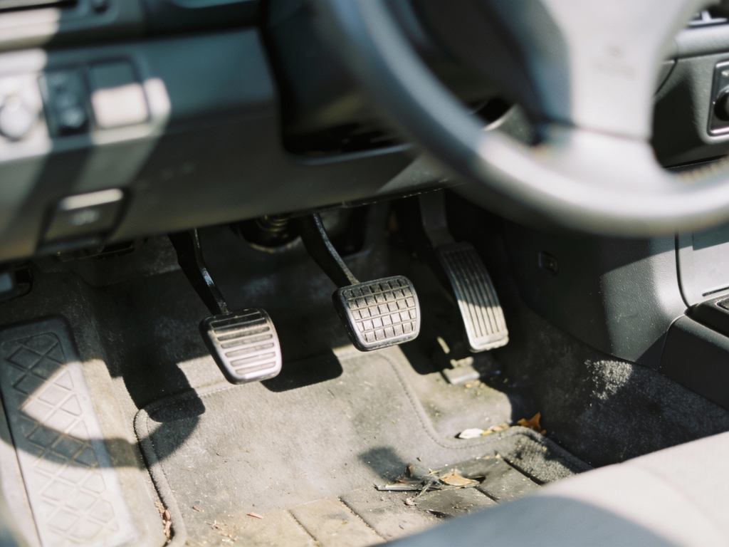 Sypie się po cichu, a kierowcy to ignorują. Efekt? Naprawy za kilka tysięcy złotych - ilustracja